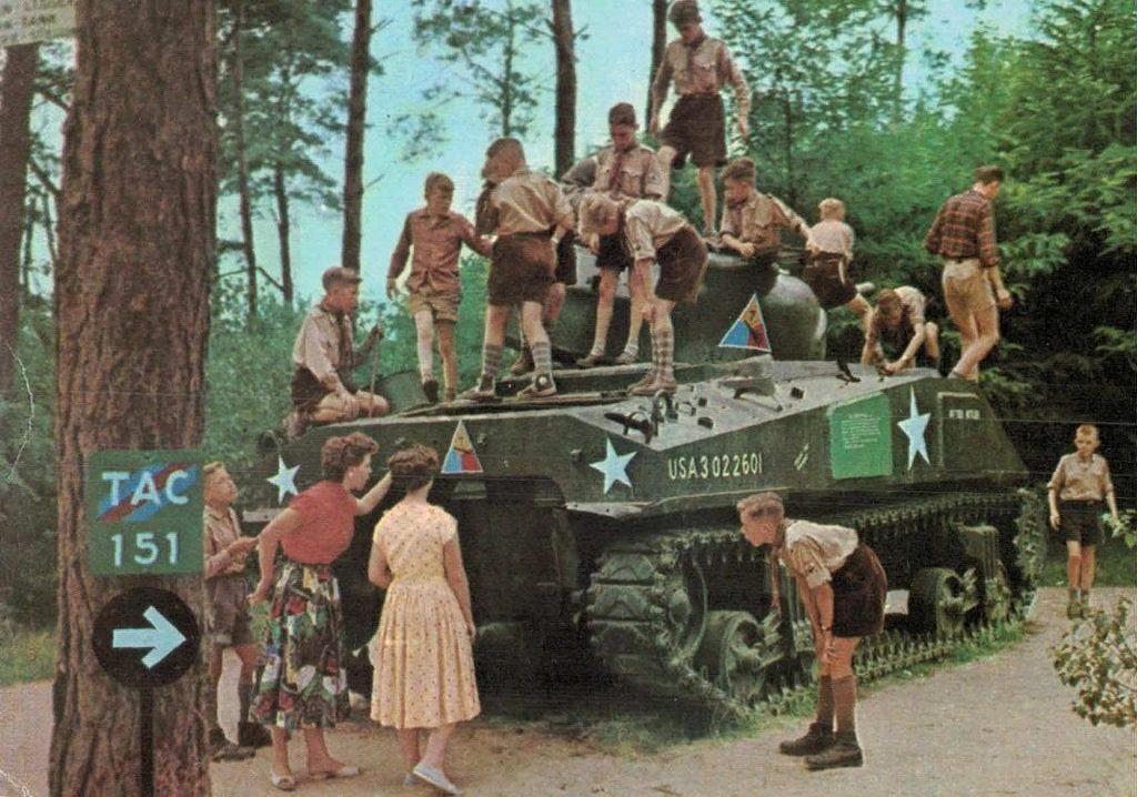 OVERLOON Scouts, Padvinders op een oorlogsmonument, Verzamelen, Ophalen of Verzenden, 1960 tot 1980, Ongelopen, Noord-Brabant