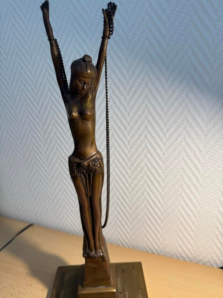 Art Deco bronzen beeld van een vrouw met kettingen, Antiek en Kunst, Ophalen, Art deco, 20 - 50 cm, Beeld