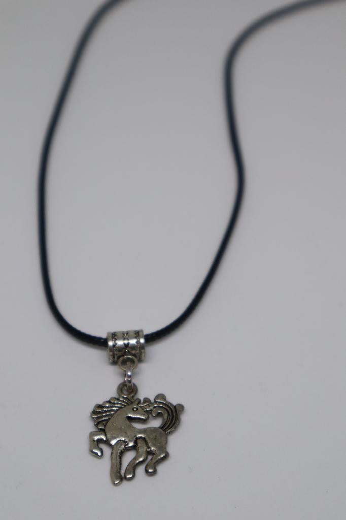 Waxkoord zwarte ketting met een hanger van een paard, Sieraden, Tassen en Uiterlijk, Kettingen, Zwart, Nieuw, Ophalen of Verzenden