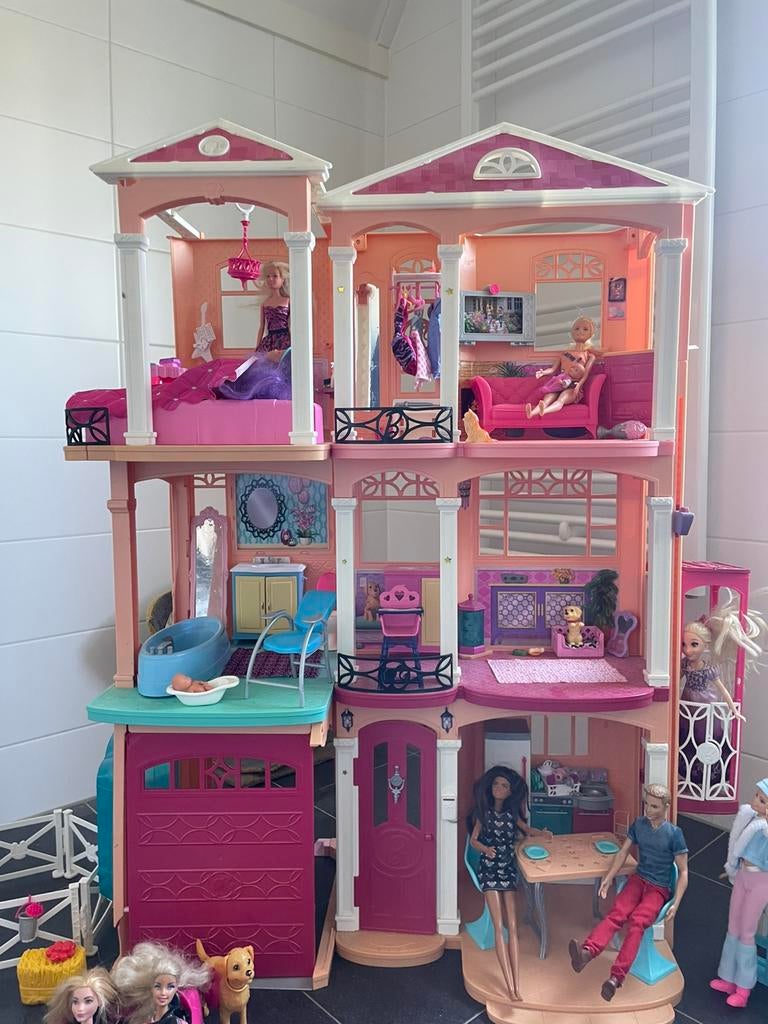 Groot barbie poppenhuis met paarden, Ophalen of Verzenden, Gebruikt, Poppenhuis