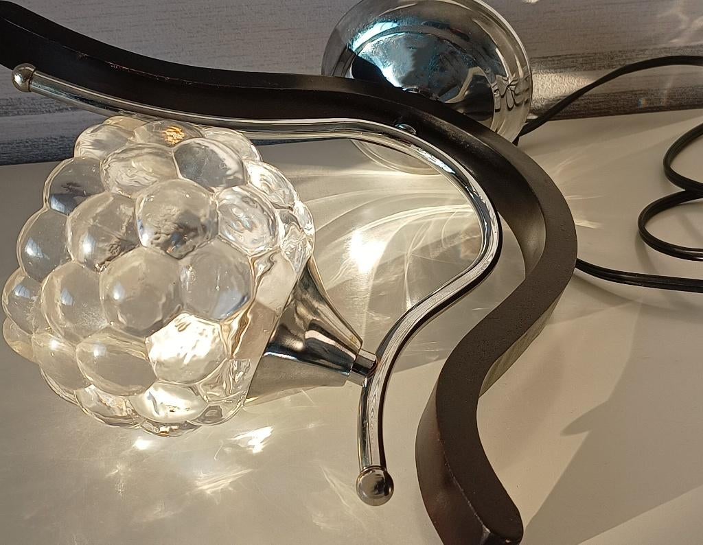 Vintage wandlamp  met een dik bubbel glazen bol-chroom/hout, Ophalen of Verzenden, Gebruikt, Glas, Vintage    design  - bubbels - Murano - chique - elegant