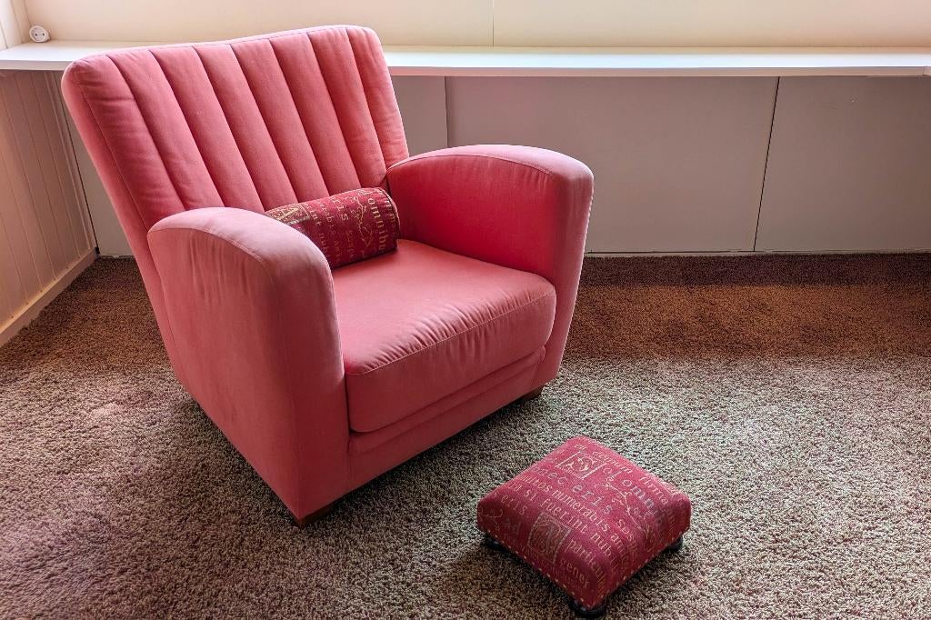 Vintage roze fauteuil met bijbehorende hocker & kussen, Huis en Inrichting, Fauteuils, Ophalen, 75 tot 100 cm, Zo goed als nieuw