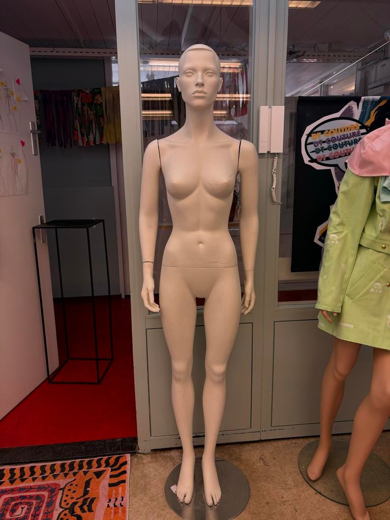 Witte etalagepop, Ophalen, Gebruikt, Paspop