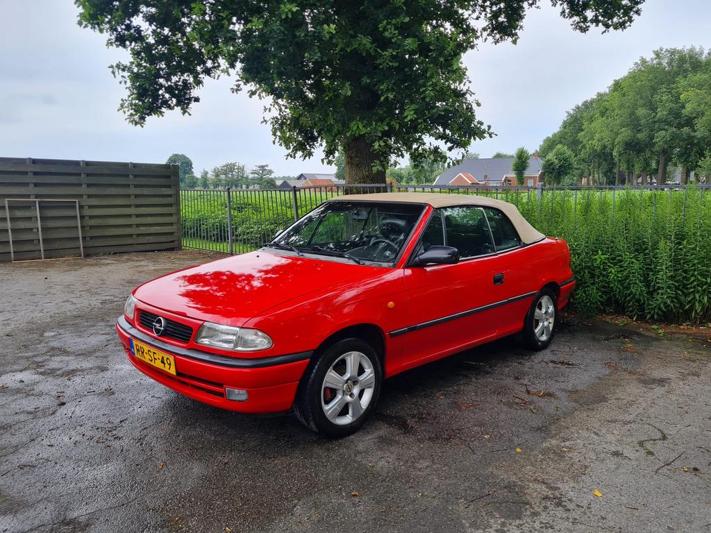 Opel Astra bertone 1.6 I Cabrio 1997 Rood, Auto's, Opel, Particulier, Astra, Benzine, Cabriolet, Handgeschakeld, Origineel Nederlands