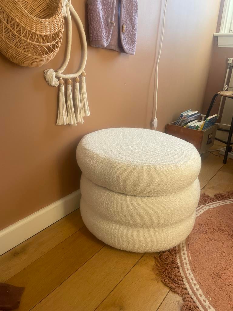 Teddy poef nieuw bouclé crème/beige/wit met opbergruimte, Huis en Inrichting, Banken | Voetenbanken en Poefen, Ophalen, Minder dan 50 cm