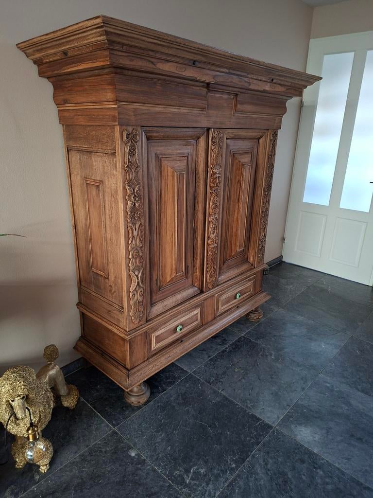 Antieke houten kast met houtsnijwerk, Ophalen