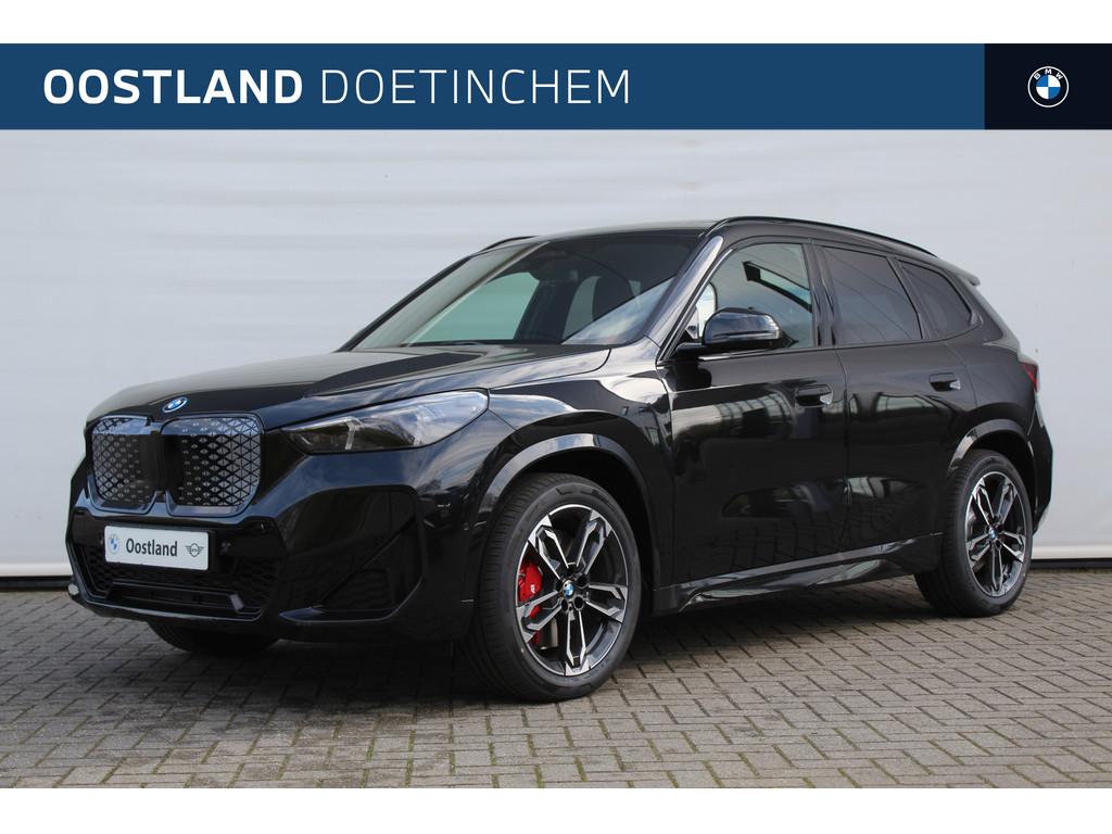 BMW iX1 eDrive20 M Sport / Panoramadak / Trekhaak / Sportsto, Auto's, BMW, Stoelverwarming, Zwart, Zwart, Nieuw