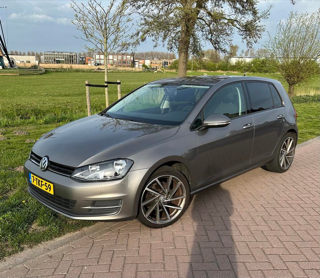 VW Golf 7, 2014, Limestone Grey, nieuwe APK tot 03-02-2027., Voorwielaandrijving, Stof, Zwart, 4 cilinders