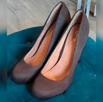 Stijlvolle bruin suede look pumps La Strada maat 39, Kleding | Dames, Schoenen, Ophalen of Verzenden, Zo goed als nieuw, Bruin