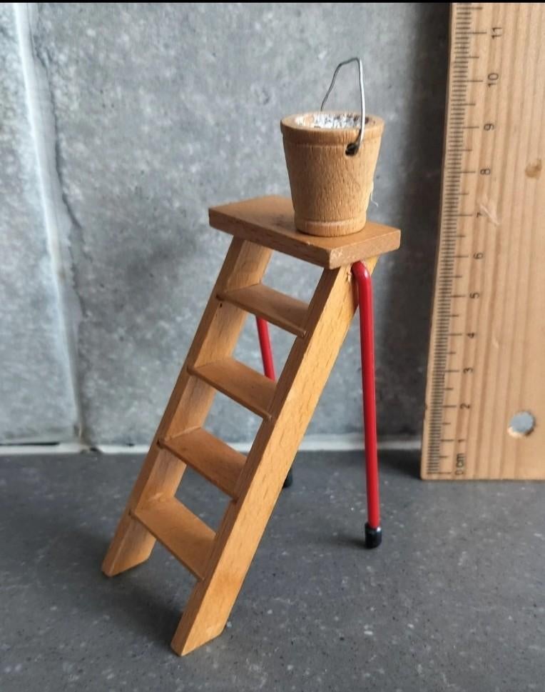 Bodo Hennig poppenhuis houten trapladder met emmer LEES INFO, Ophalen of Verzenden, Poppenhuis