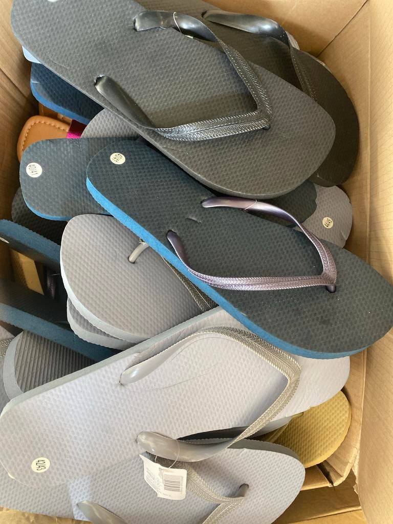 Partij 250x nieuwe slippers - diverse maten en kleuren, Ophalen of Verzenden, Nieuw, Overige kleuren, Slippers