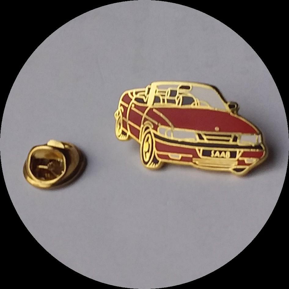 SAAB Cabriolet pin, rood, Verzenden, Zo goed als nieuw, Transport, Speldje of Pin