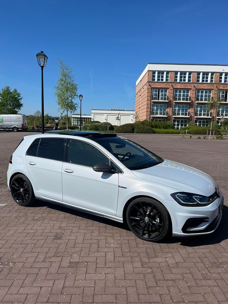 Volkswagen Golf 7.5 2.0 R performance | akrapovic pano full, Automaat, Zwart, 4 cilinders, 1984 cc