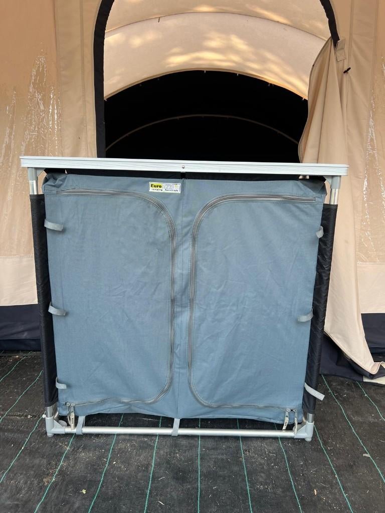 Eurotrail campingkast 6 vakken – schuine rug voor tunneltent, Caravans en Kamperen, Ophalen, Gebruikt, Campingkast