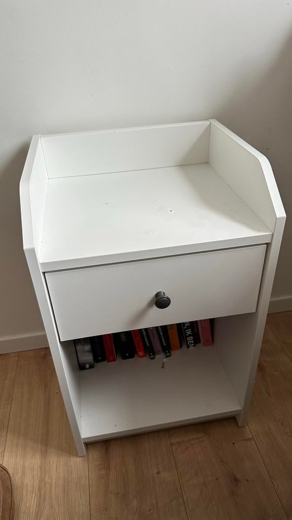 Wit nachtkastje met lade en open vak, Ophalen