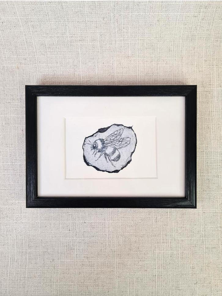 Ets hommel, in passe partout met zwart lijstje 10x15 cm, Huis en Inrichting, Woonaccessoires | Schilderijen, Tekeningen en Foto's