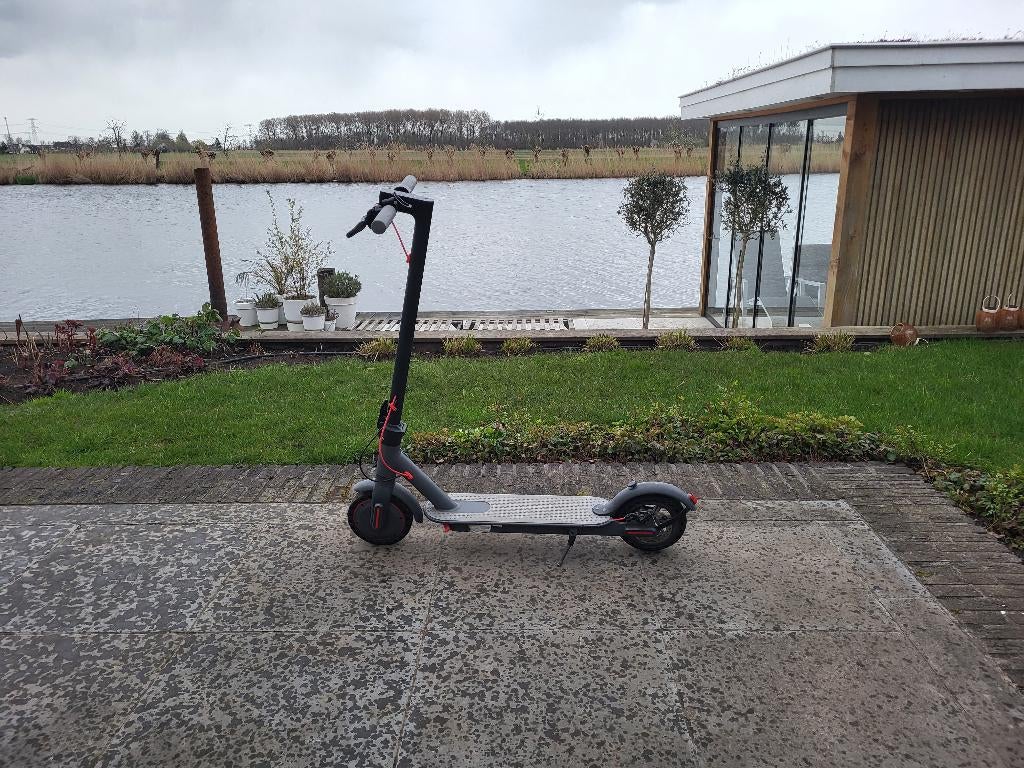 Elektrische step + oplader, oplaadgat moet vervangen, Fietsen en Brommers, Steps, Ophalen, Gebruikt, Elektrische step (E-scooter)