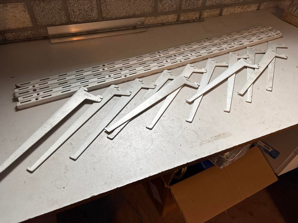 Muurbeugels met 12 dragers, ca. 1 meter lang, Ophalen, Gebruikt