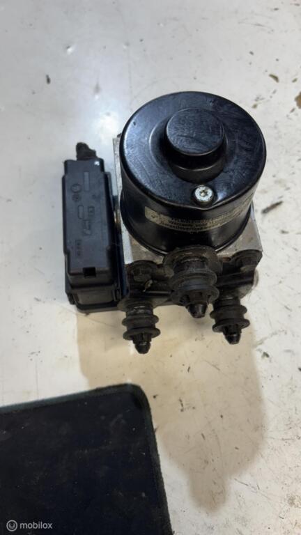 ABS pomp Volkswagen Golf V ('03-'08) 1K0614517AC, Gebruikt, Volkswagen, Ophalen of Verzenden, Volkswagen