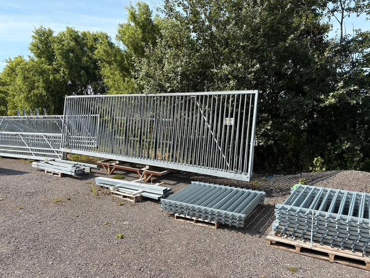 Schuifpoort occasion  2 stuks  schuiven naar elkaar toe., Tuin en Terras, Tuinpoorten, Gebruikt, Schuifpoort, IJzer, 150 tot 200 cm