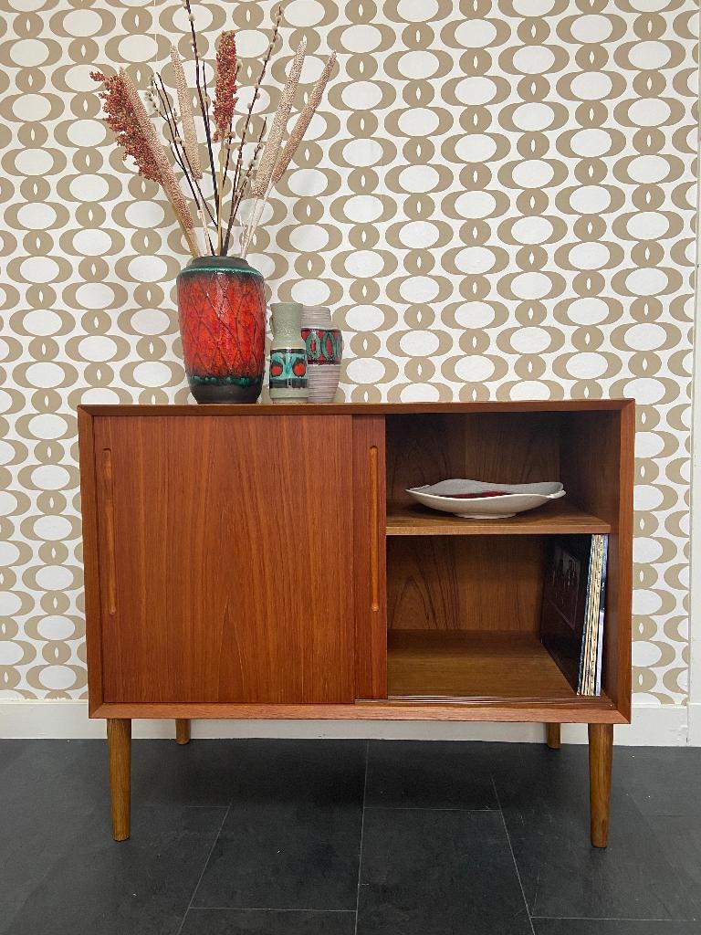 Vintage Deens dressoir met schuifdeuren van Linneberg, Ophalen, 100 tot 150 cm, Teakhout, Mid Century Modern