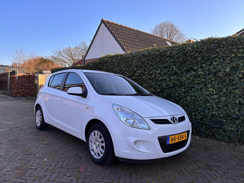 Hyundai i20 1.2 5-DRS 2012 Wit/Nieuwe APK/Trekhaak/Airco, 4 cilinders, Wit, Trekhaak, Handgeschakeld