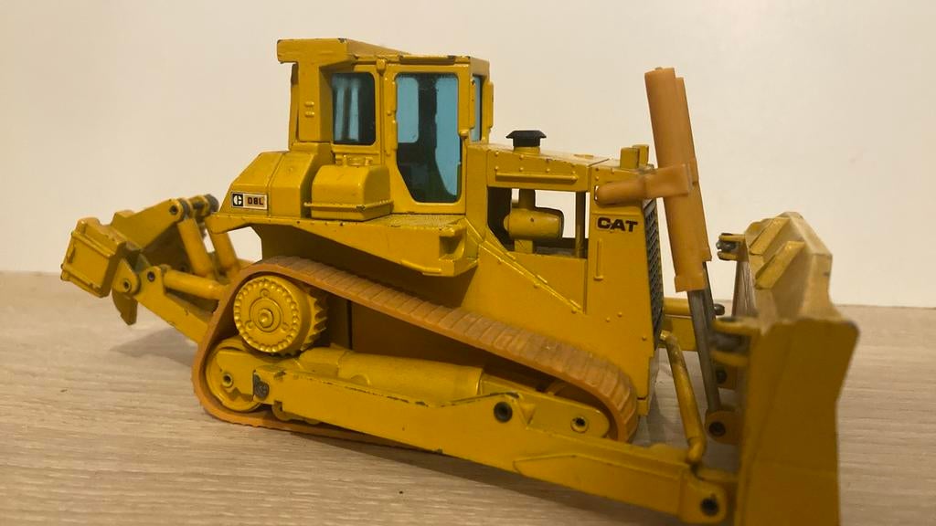 2x Caterpillar bulldozer schaal 1:50, Ophalen of Verzenden, Gebruikt, Hijskraan, Tractor of Landbouw, Overige merken
