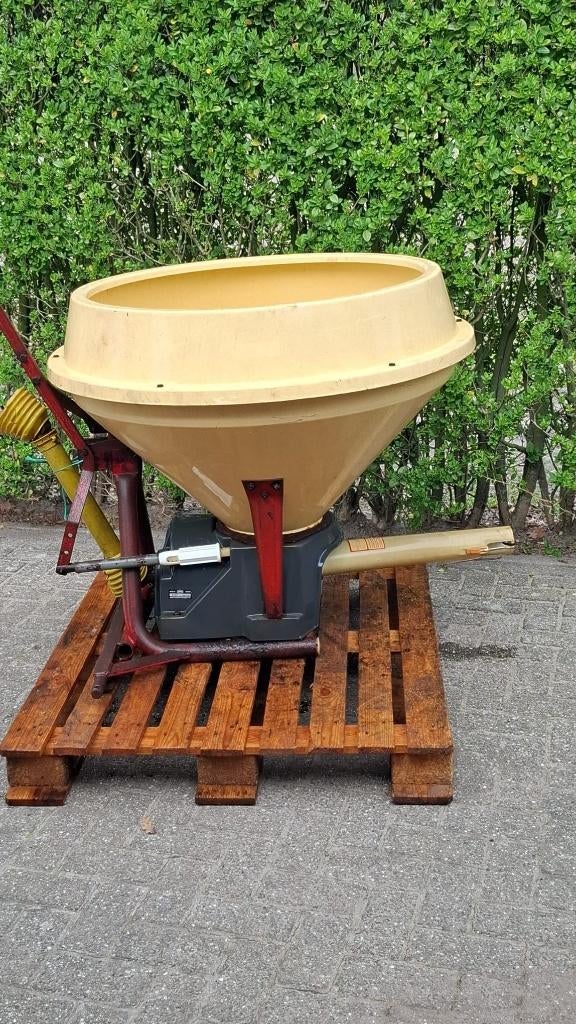 strooier voor kunstmest, Ophalen, Gebruikt