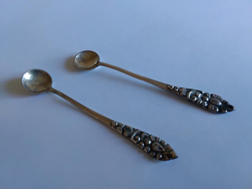 2 mooie zilveren Djokja zoutlepeltjes., Antiek en Kunst, Ophalen of Verzenden