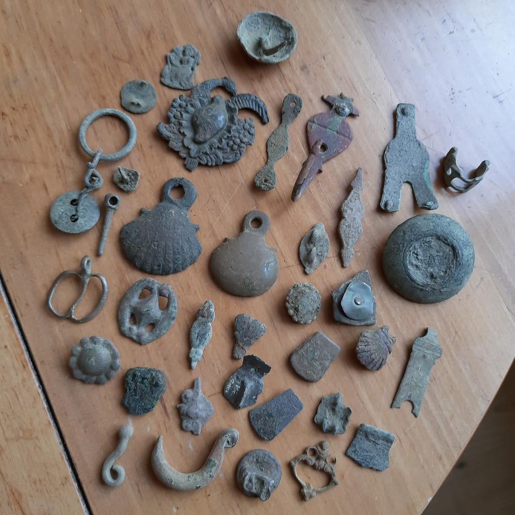 Bodemvondst Friesland: Lot Romeins Middeleeuws Beslag Fibula, Verzenden