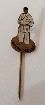 Vintage speldje Anton Geesink Judo Olympische Spelen, Verzamelen, Ophalen of Verzenden, Gebruikt, Sport, Speldje of Pin