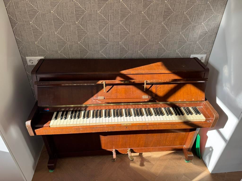 Gratis op te halen - Piano, Muziek en Instrumenten, Piano's, Ophalen, Gebruikt, Bruin, Piano