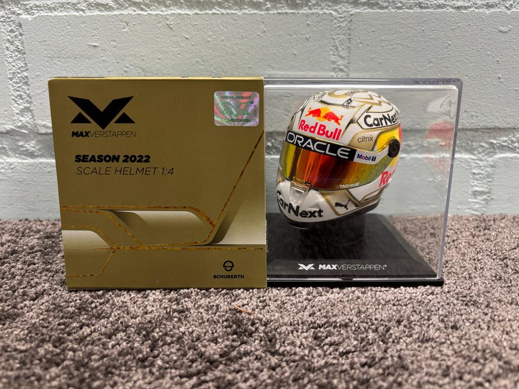 Max verstappen helm 1:4 seizoen 2022, Verzamelen, Automerken, Motoren en Formule 1, Ophalen of Verzenden, Zo goed als nieuw, Formule 1