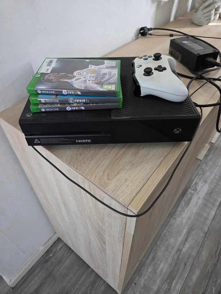 Xbox One met controller en FIFA games, Gebruikt, Vanaf 18 jaar, 2 spelers, Ophalen of Verzenden