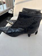 Enkellaarsje met speelse openingen, bijzondere hak, Ophalen, Gedragen, Zwart