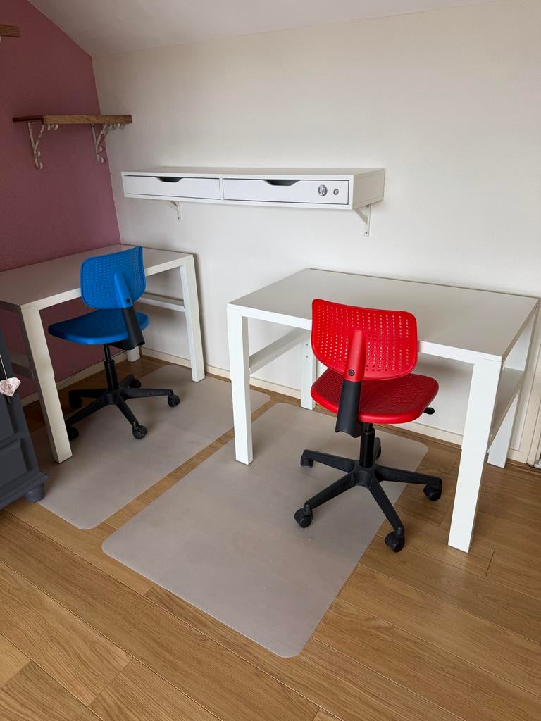 Kinder bureautjes met stoeltjes, Ophalen, Gebruikt, Rood, Bureaustoel