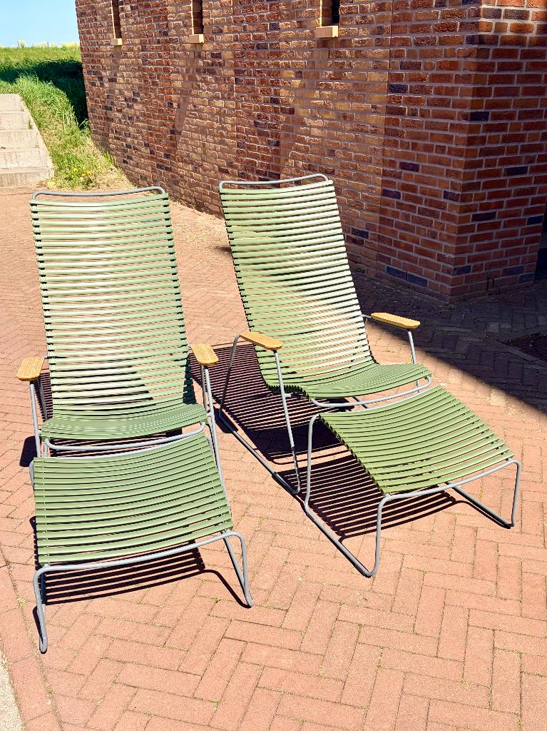 Twee Houe lounge tuinstoelen met voetenbankjes, Tuin en Terras, Tuinstoelen, Ophalen, Zo goed als nieuw, Kunststof, Stapelbaar