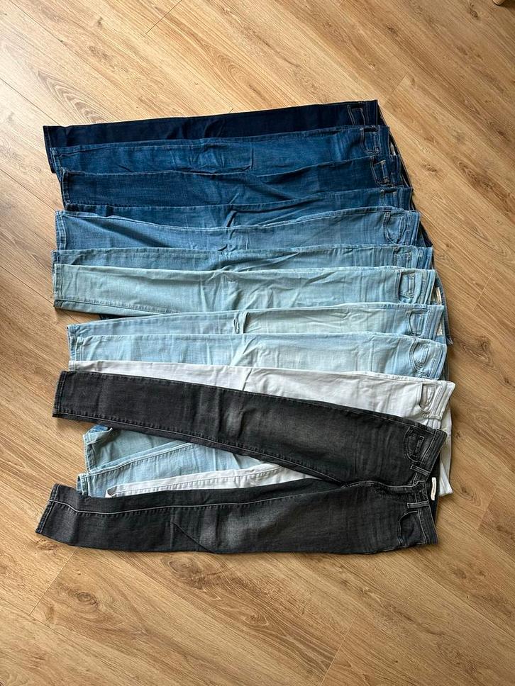 11 Levi's Skinny Broeken W25 L32 per stuk €25,-, Kleding | Dames, Spijkerbroeken en Jeans, Zo goed als nieuw, W27 (confectie 34) of kleiner