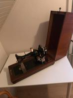 Oude Pfaff naaimachine in houten kist, Ophalen