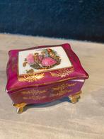 Vintage Mini Porseleinen Juwelendoosje met Romantisch Tafere, Ophalen of Verzenden