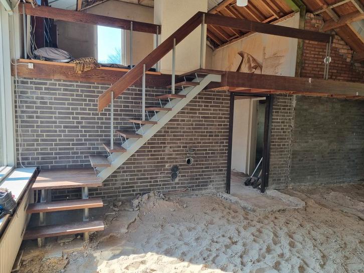 Stalen trap met hardhouten treden, Doe-het-zelf en Verbouw, Ladders en Trappen, Gebruikt, 2 tot 4 meter, Ophalen