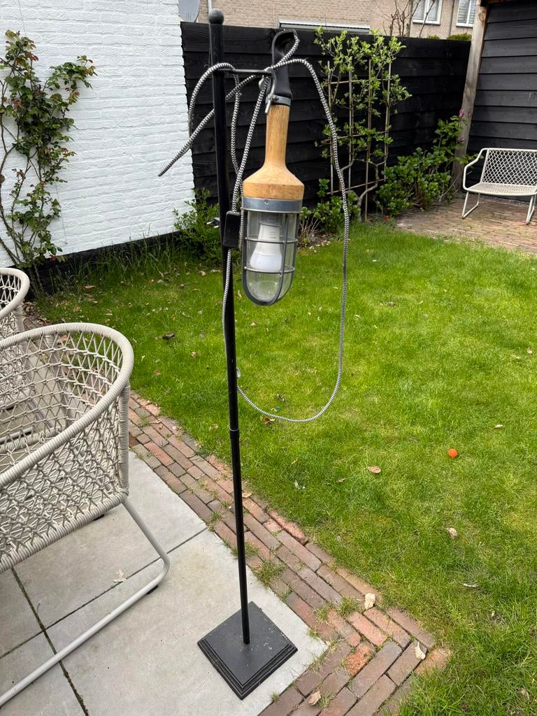 Sfeerlamp met aluminium poot en houten lamp, Ophalen, Gebruikt, Hout, 100 tot 150 cm