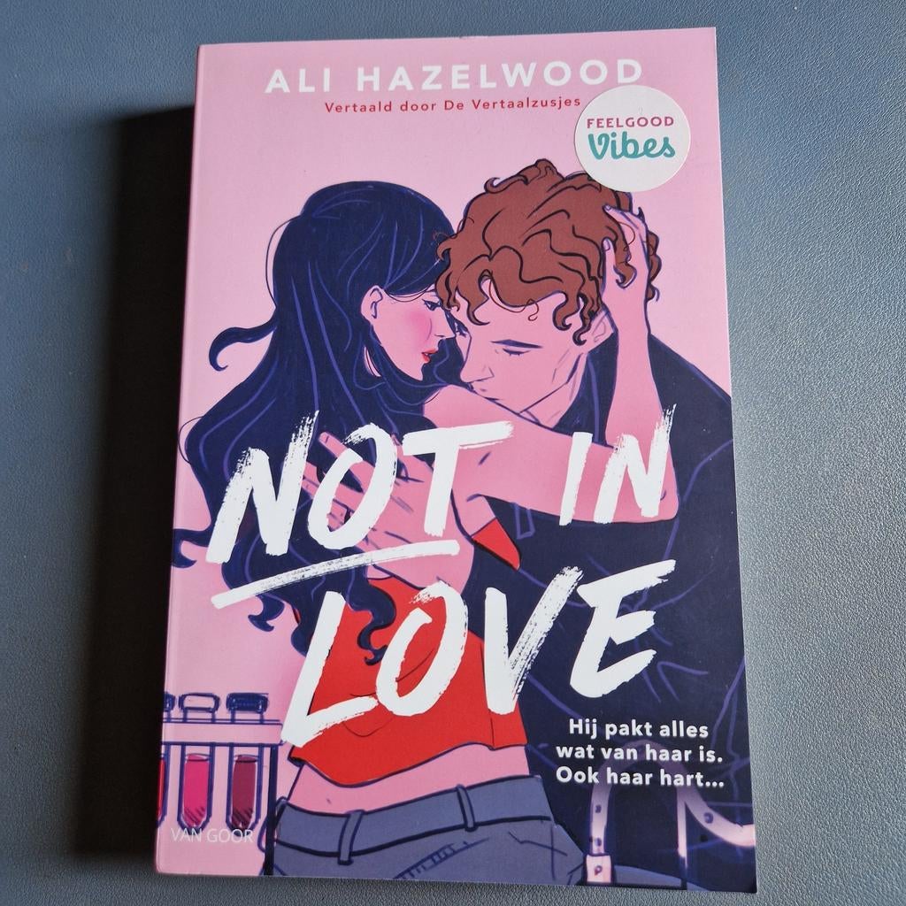 Not in Love - Ali Hazelwood (Feelgood Vibes), Ophalen of Verzenden, Zo goed als nieuw, Ali Hazelwood, Nederland