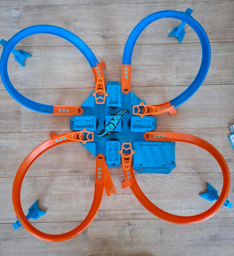 Verschillende Hot Wheels racebanen en auto's, Kinderen en Baby's, Speelgoed | Racebanen, Ophalen, Racebaan, Zo goed als nieuw