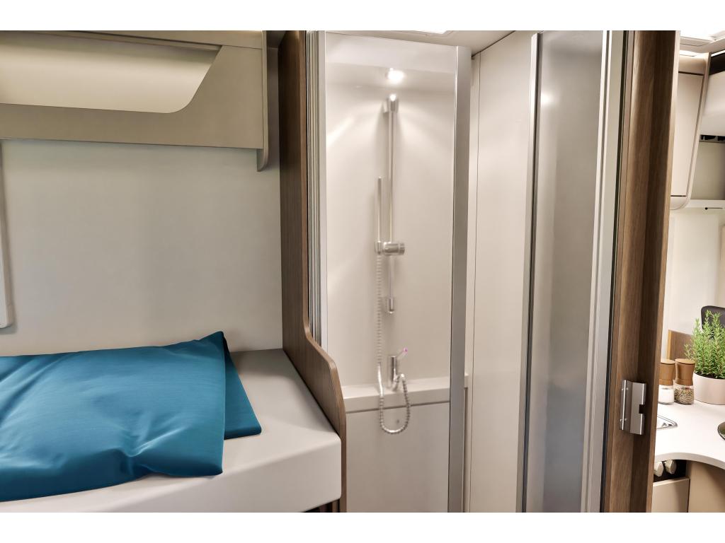 Carado T447 TRAIL 5Jaar garantie 165PK Automaat 5585 KORTING, Caravans en Kamperen, Campers, Chemisch toilet, Standaard zit, Ringverwarming