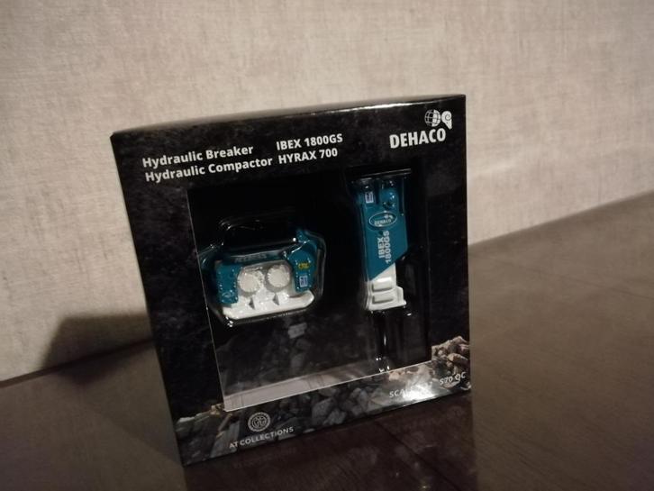 Te koop AT Dehaco Trilplaat en Sloophamer S70. (L)., Hobby en Vrije tijd, Modelauto's | 1:32, Nieuw, Tractor of Landbouw, Overige merken