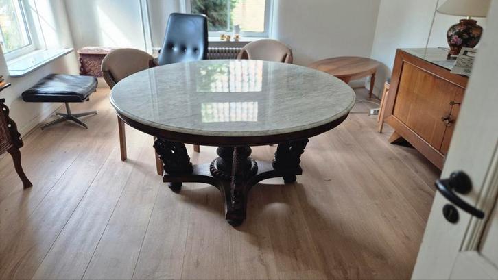 Antieke tafel met mooie versieringen en een marmeren blad, Antiek en Kunst, Antiek | Meubels | Tafels, Ophalen