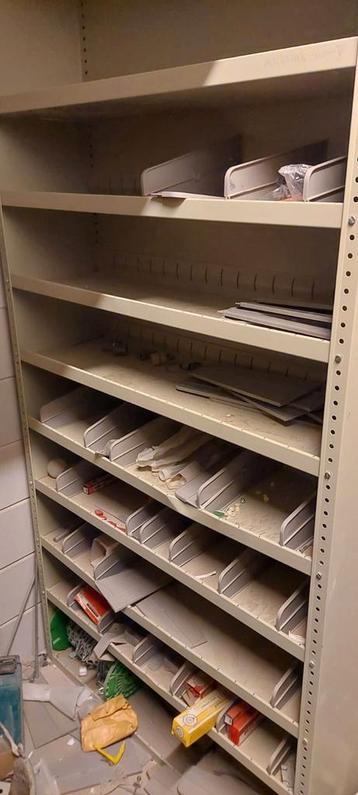 Twee Kasten: Vakkenkast & Legbordkast beschikbaar voor biedingen