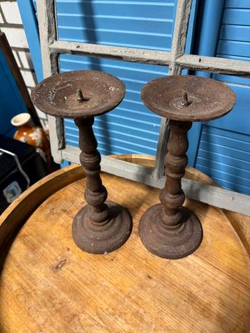 2 oude gietijzeren kandelaars beschikbaar voor biedingen