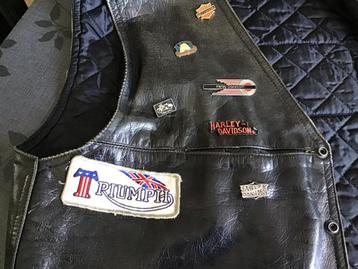 Lederen motorvest, met Harley Davidson speldjes/emblemen. beschikbaar voor biedingen
